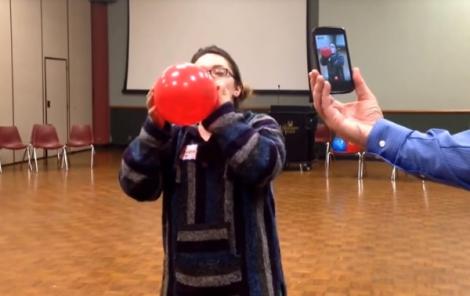 O tânără și-a luat un balon cu heliu și apoi a încercat să cânte operă! Rezultatul? (VIDEO)