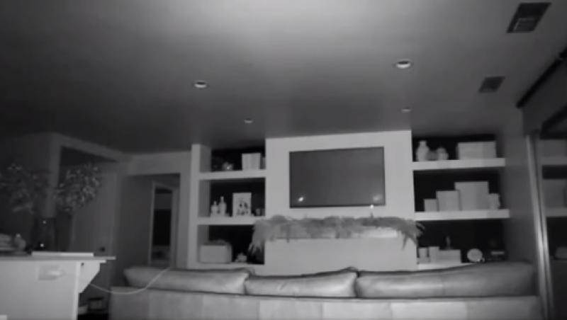 Un bărbat a lăsat camera de supraveghere pornită în sufragerie! A doua zi a avut un șoc! (VIDEO)
