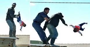 Imagini șocante! Momentul &icirc;n care un tată &icirc;și aruncă bebelușul de șase luni de pe acoperiș. Ce s-a &icirc;nt&acirc;mplat cu cel mic: &rdquo;Aruncă! Aruncă!&rdquo;