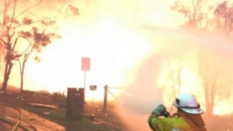 Incendiu uriaș, la un pas de a distruge cel mai mare oraş din Australia. 2500 de hectare ard! Sute de pompierii se luptă cu flăcările