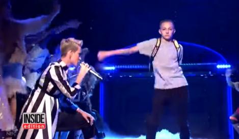 Uită de ”Gangnam style”?! Ăsta e cel mai nou dans, ce face furori printre tineri! Imaginile care au făcut înconjurul internetului