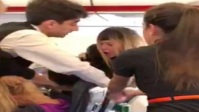 Scandal la bordul unui avion! Trei dansatoare la bară s-au luat la bătaie, de față cu toți pasagerii. Și-au smuls părul din cap: &bdquo;Nimeni nu se aştepta la aşa ceva" (VIDEO)