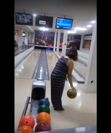 Femeia a vrut să arunce mingea de bowling, dar toți au încremenit! Ce a urmat (VIDEO)