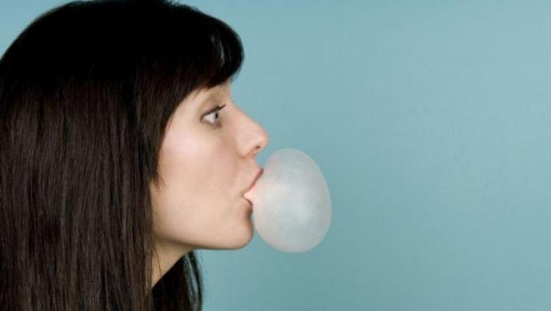 Ce se întâmplă în corpul tău dacă înghiți guma de mestecat! Pregătit să afli?