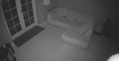 Un bărbat a pus o cameră de filmat în sufragerie, dar a trăit un adevărat șoc! Ce a găsit