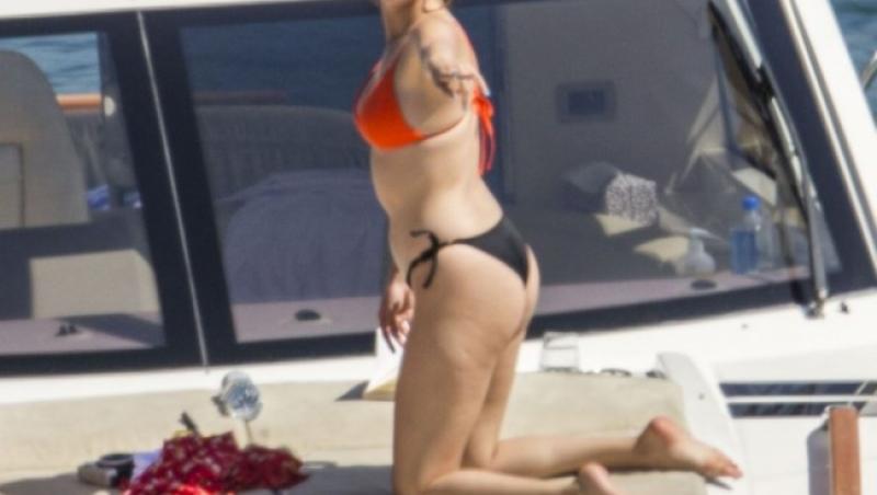Foto! Selena Gomez a pierdut lupta cu kilogramele! Cu celulită, burtică, artista e de nerecunoscut!