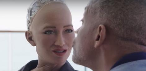 VIDEO de SENZAŢIE. Cum a fost refuzat Will Smith de către robotul Sophia. Răspunsul dat de umanoid în momentul în care era să fie sărutat de actor este VIRAL
