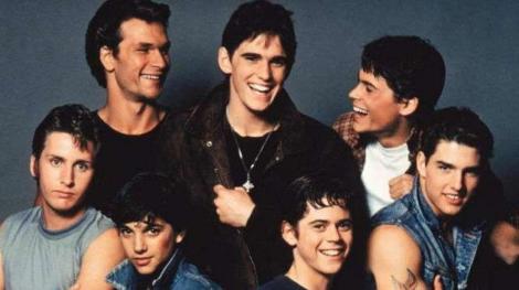 Cum arătau acum 35 de ani Tom Cruise, Matt Dillon, Patrick Swayze, C. Thomas Howell și ceilalţi ,,băieţi din cartierul mărginaş şi sărăcăcios. Greii Hollywood-ului, reuniți!