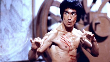 Top 10 cele mai tari momente cu Bruce Lee. Și-a descoperit chemarea la... toaleta şcolii și a inspirat generații