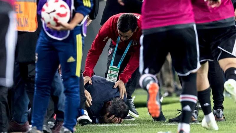VIDEO/FOTO: Incidente extrem de grave la meciul Fenerbahce-Beșiktaș. Antrenorul oaspeților, Senol Gunes, la un pas de tragedie. A fost cusut pe viu și dus de urgență la spital