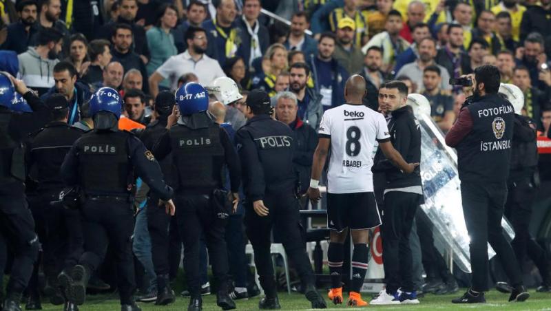 VIDEO/FOTO: Incidente extrem de grave la meciul Fenerbahce-Beșiktaș. Antrenorul oaspeților, Senol Gunes, la un pas de tragedie. A fost cusut pe viu și dus de urgență la spital