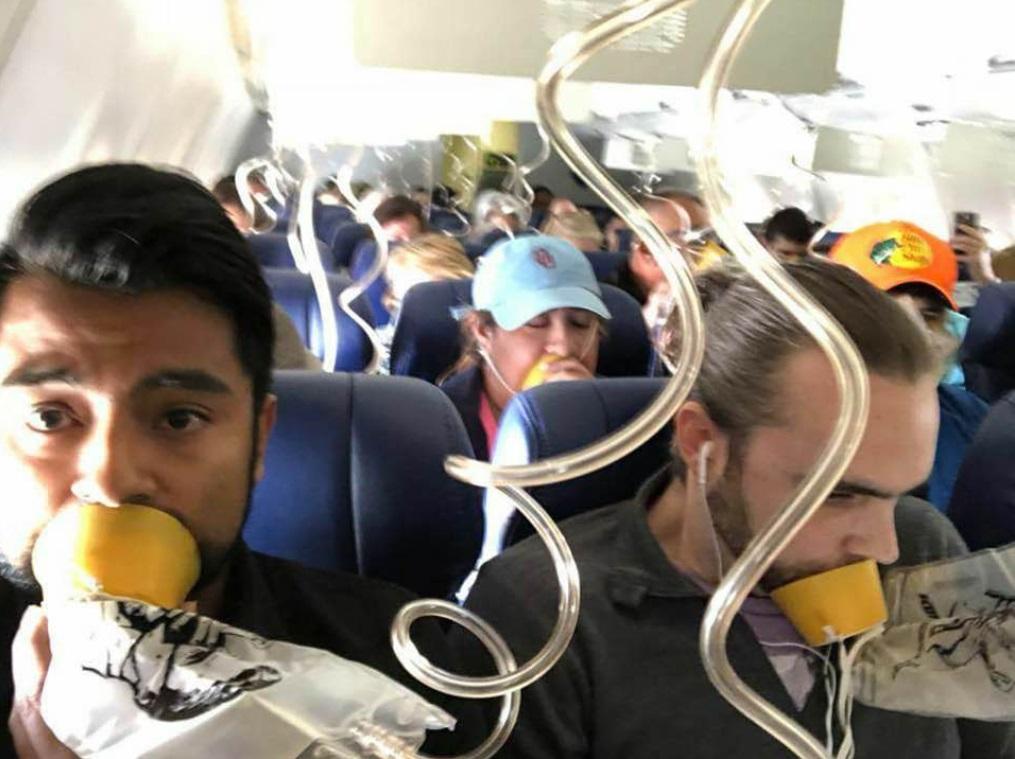 Greșeala uriașă făcută de pasagerii avionului care s-a defectat &icirc;n zbor: &rdquo;Oameni buni, ascultați &icirc;nsoțitorii de bord!&rdquo; &Icirc;n urma incidentului o persoană a murit și alte șapte au fost rănite