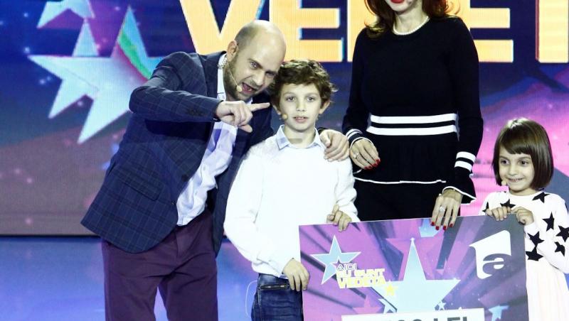 Cristina Spătar și copiii ei, Aida și Albert, au donat cei 7.500 de lei  câștigați la “Aici eu sunt vedeta” unui băiețel nevăzător