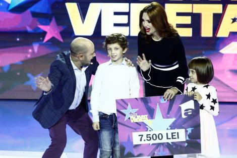 Cristina Spătar și copiii ei, Aida și Albert, au donat cei 7.500 de lei  câștigați la “Aici eu sunt vedeta” unui băiețel nevăzător