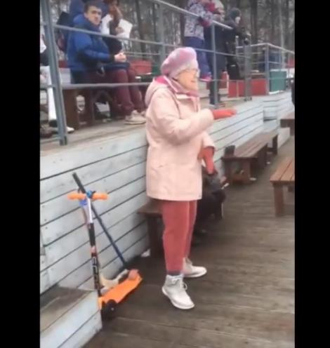 O bătrână a fost filmată în timp ce dansează dumnezeiește! Mișcările sale te fac invidios (VIDEO)