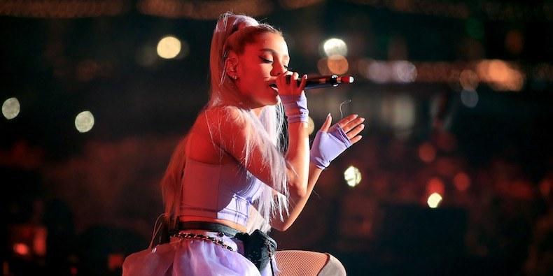 Ariana Grande, invitat-supriză la un festival. Artista a venit cu elicopterul, însoțită de iubitul ei. Cum arată tânărul