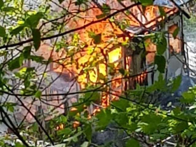 Un t&acirc;năr a sunat la 112 să anunțe că arde o casă, iar pompierii au cerut amendarea t&acirc;nărului, deși casa era &icirc;n flăcări