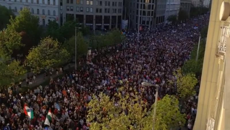Peste 10.000 de oameni au ieşit în stradă  la Budapesta pentru a manifesta împotriva controlului guvernului asupra presei