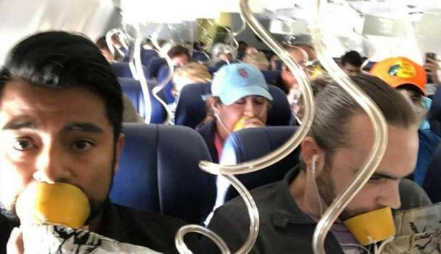 Călătorești des cu avionul? Cum trebuie să-ți pui masca de oxigen pentru a supraviețui, &icirc;n cazul unui accident. Persoanele din această imagine o poartă greșit!