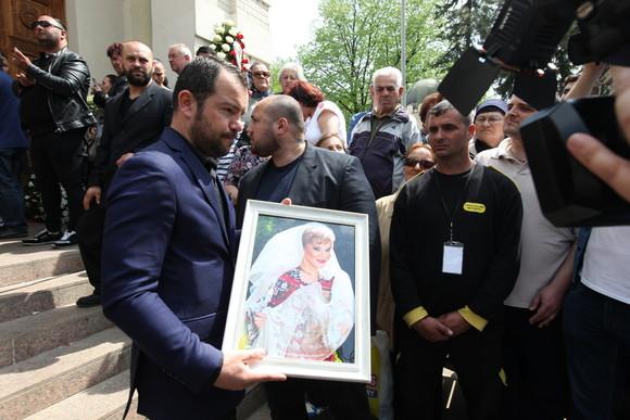 S-a aflat. Cui &icirc;i va răm&acirc;ne &icirc;ntreaga avere a Ionelei Prodan: &bdquo;A renuțat la &icirc;ntreaga moștenire de c&acirc;teva milioane de euro&rdquo;