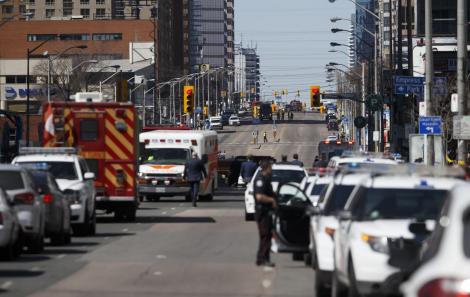 Bilanţul atacului de la Toronto: 10 morţi şi 15 răniţi. Atacatorul care a îngenuncheat o țră întreagă: un bărbat de 25 de ani. Imagini cutremurătoare!