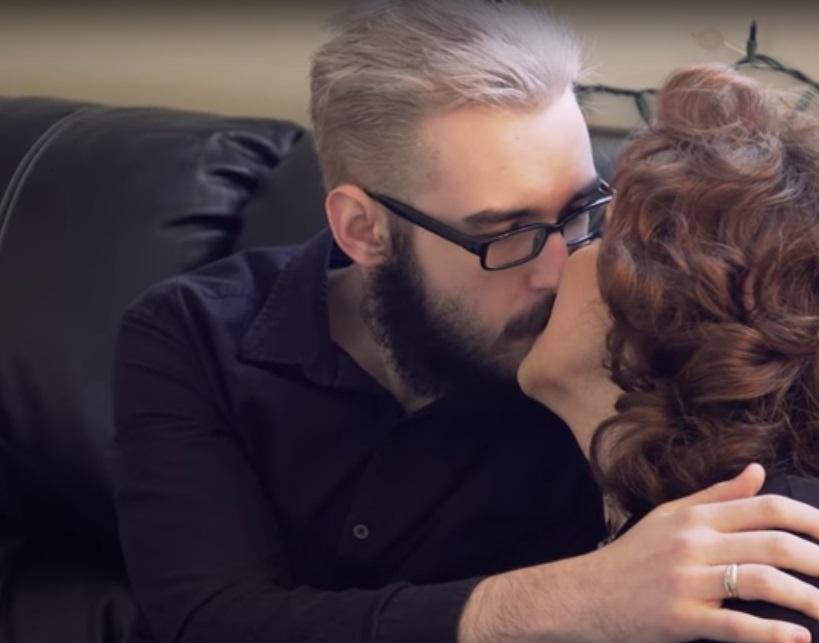 Un t&acirc;năr de 19 ani s-a căsătorit cu iubita de 72 de ani! Cum arată cei doi