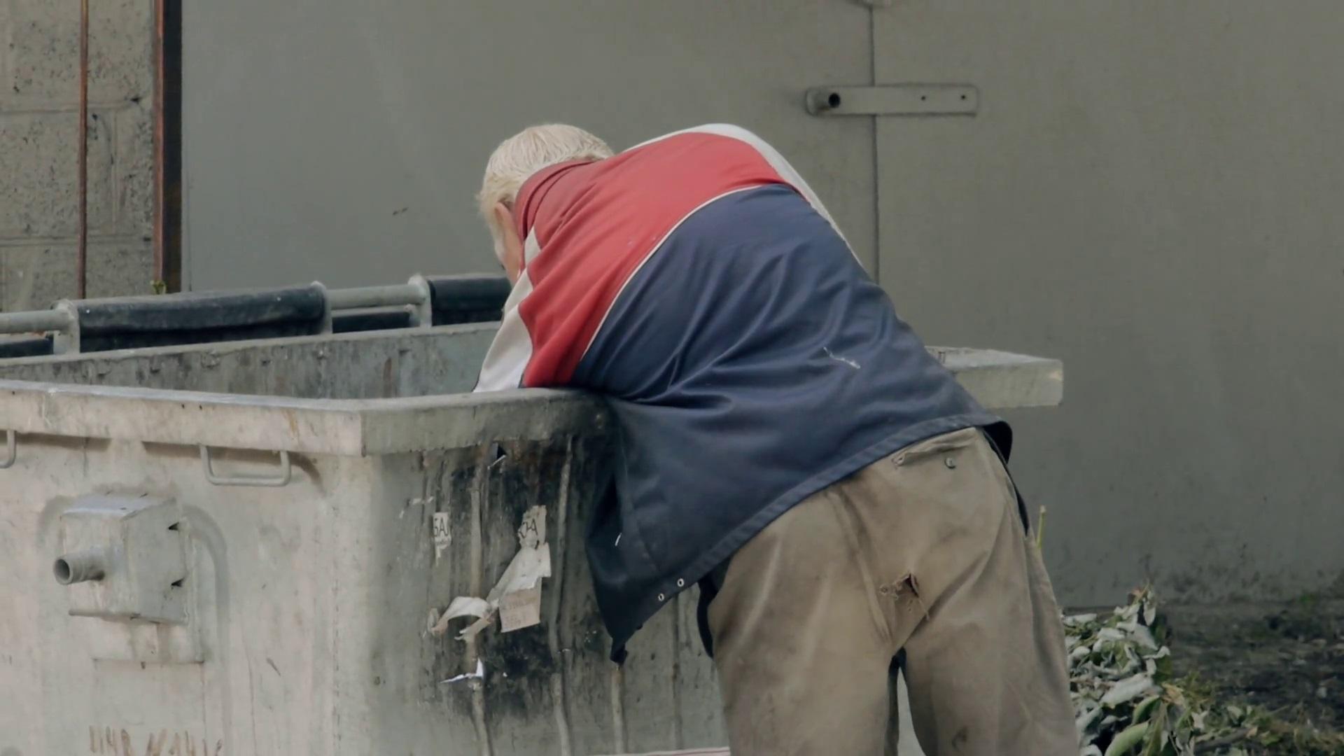 Scene șocante &icirc;n Rom&acirc;nia! Un om al străzii, bătut crunt de doi tineri