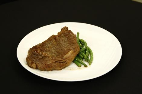 Steak de vită cu garnitură de fasole verde
