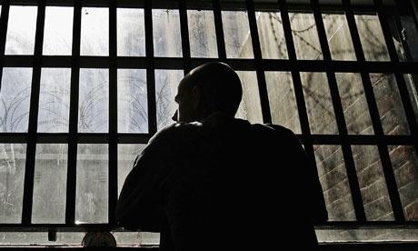 Ca la noi, la nimeni! Condamnații cu o pedeapsă de maximum cinci ani ar putea să o execute la domiciliu și &icirc;n weekend