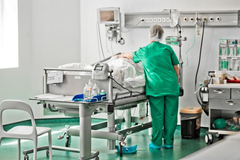 P&acirc;nă unde s-a ajuns! Un pacient &icirc;mpușcat, furat de două angajate de la Urgențe. 12.000 de euro au dispărut ca prin minune