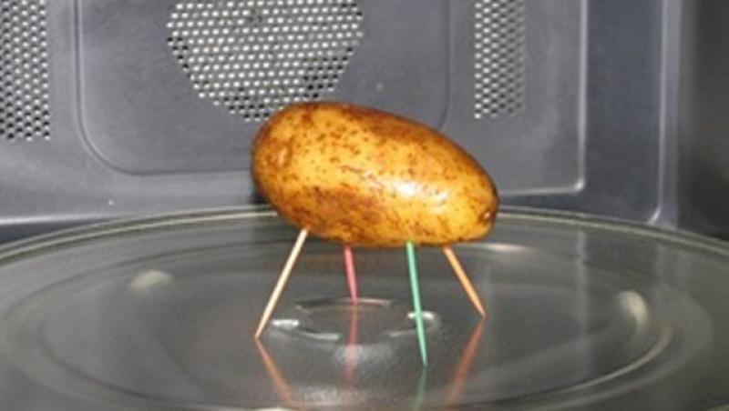 Ce se întâmplă dacă pui un cartof cu scobitori în microunde! Răspunsul te va uimi!