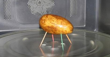 Ce se întâmplă dacă pui un cartof cu scobitori în microunde! Răspunsul te va uimi!