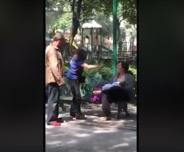 O femeie care alăpta pe o bancă, &icirc;n parc, umilită de un cuplu, soț și soție: "Asta se face &icirc;n casă! Sunt copii, bărbați, aici! Vrei ca soțul meu să te privească? Vai, ce apetisant! Pleacă, nesimțito!"