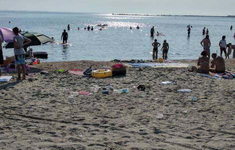 Turiştii din Mamaia, care aruncă gunoaie pe plajă, reclamaţi pe WhatsApp. Ce mesaj de avertizare vor primi