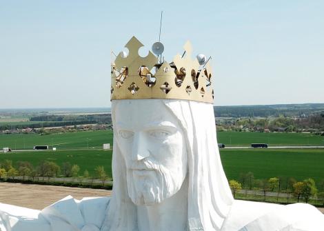 ”Tată, iartă-le lor, că nu ştiu ce fac!” I-au pus antene în coroana celui mai înalt Iisus Hristos din lume!