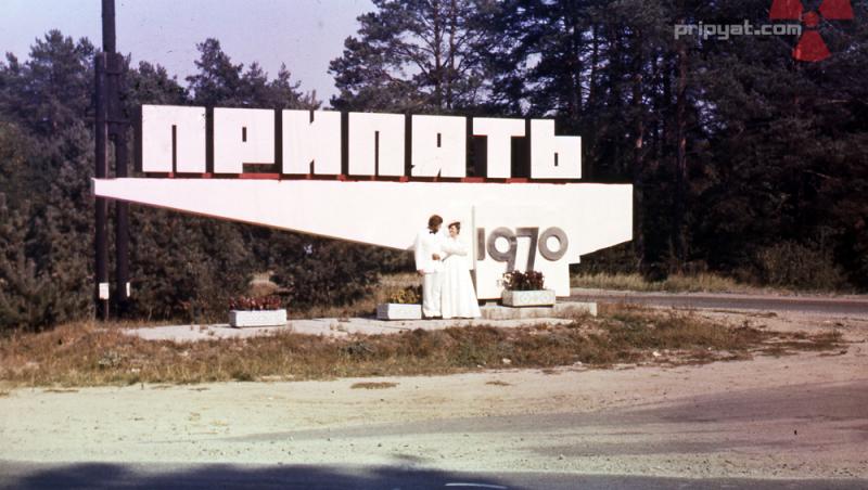 Mire și mireasă, în 1970, la intrarea în orașul Pripiat