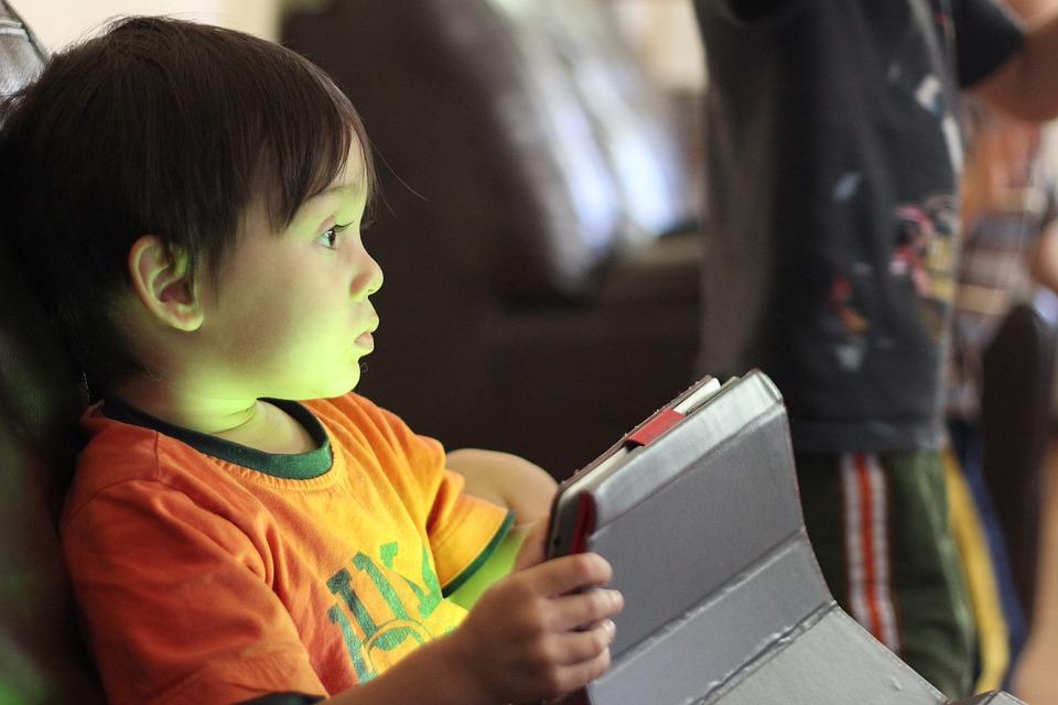 Dependența de Internet. Ce măsuri trebuie să ia părinții, dacă &icirc;și doresc să aibă copii sănătoși. Altfel, &icirc;i pot pierde!