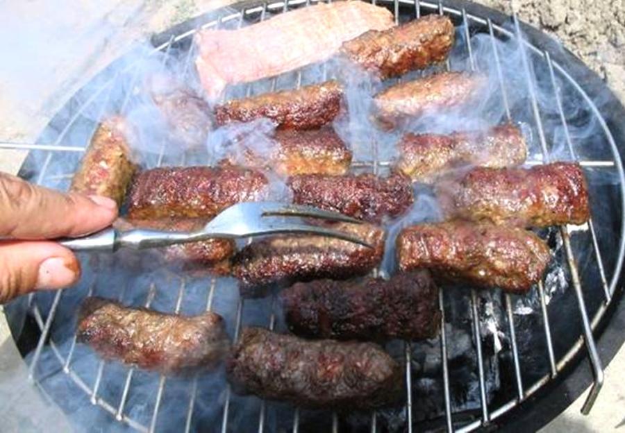 C&acirc;t te va costa GRĂTARUL de 1 MAI. Rom&acirc;nii vor da bani frumoși pe carnea de mici, pui şi ceafa de porc. P&acirc;nă la 700 de lei, dintr-un foc!