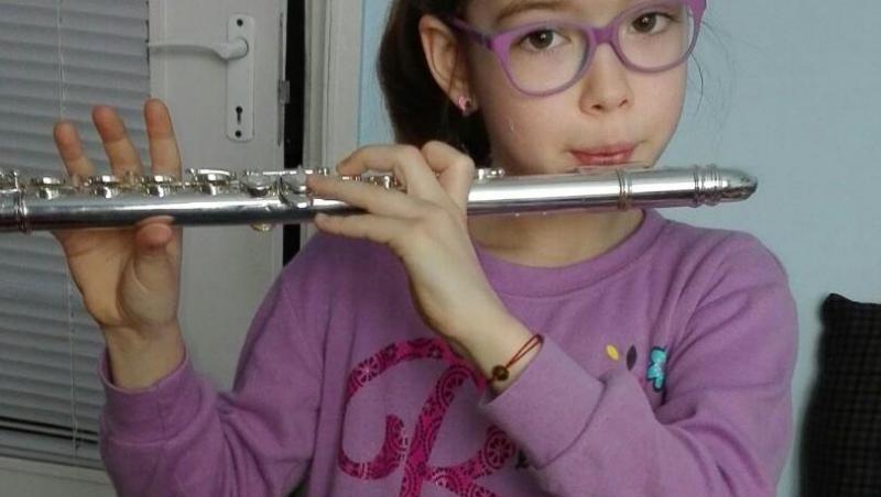 Anastasia, fetița-fenomen care recita tot „Luceafărul” la doi anișori, a crescut mare! A terminat clasa a II-a, studiază flautul, face înot și patinaj, merge cu rolele și-i place muzica rock. INTERVIU