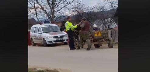 Căruțaș, tras pe dreapta de polițiști și pus să sufle &icirc;n fiolă. Ce a urmat (VIDEO)