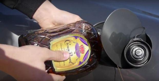 Ce se &icirc;nt&acirc;mplă dacă umpli rezervorul unei mașini cu whiskey! Experimentul care a făcut rapid &icirc;nconjurul lumii