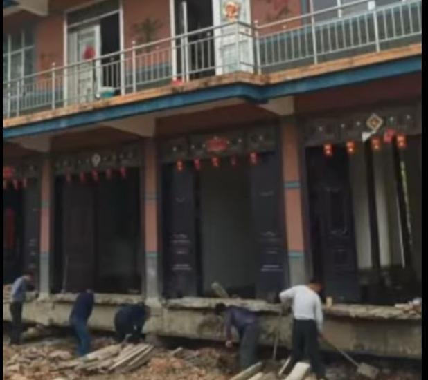 Un bărbat din China, decizie radicală! Și-a mutat casa 40 de metri, pentru ca autoritățile să construiască un drum! C&acirc;ți bani a costat operațiunea