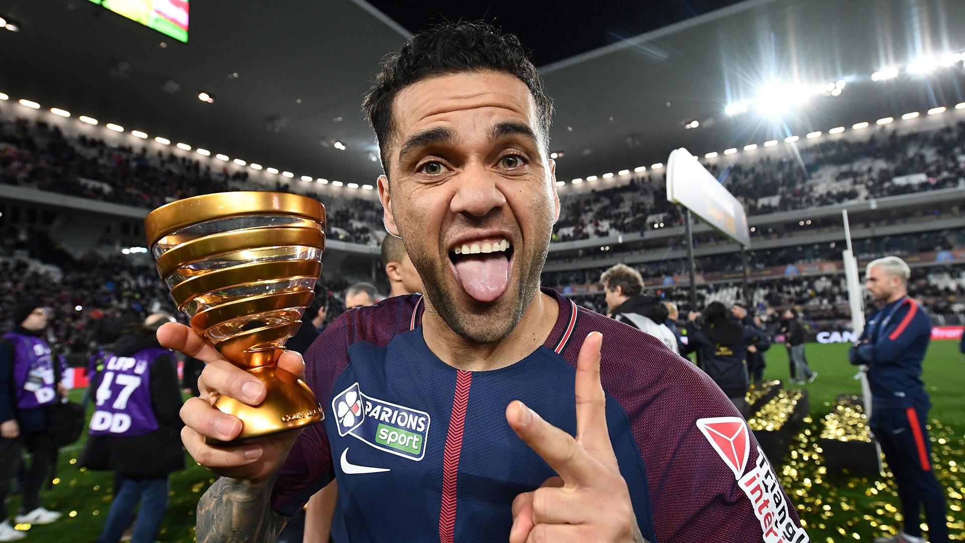 Dani Alves a devenit fotbalistul cu cele mai multe trofee c&acirc;știgate &icirc;n istorie! Messi și Ronaldo nu prind podiumul &icirc;n acest clasament