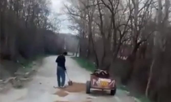 Sătul ca drumul din sat să ca după război, un bărbat din Gorj a găsit soluția perfectă! Acum e vedetă pe internet!