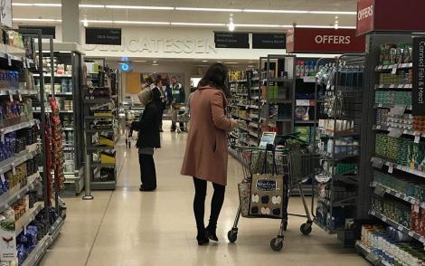 „Da, e chiar ea!” . Oamenii aflați într-un supermarket obișnuit au rămas șocați când au văzut cine își face cumpărăturile de aici!