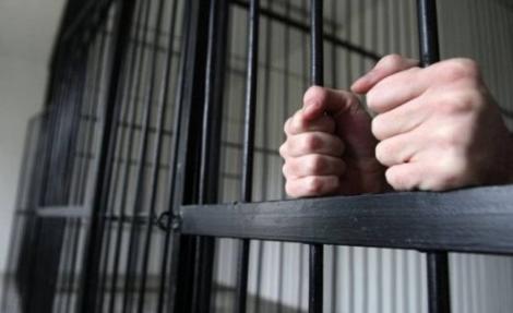 Condamnaţii cu pedepse de până la 5 ani vor putea executa pedeapsa la domiciliu sau în week-end