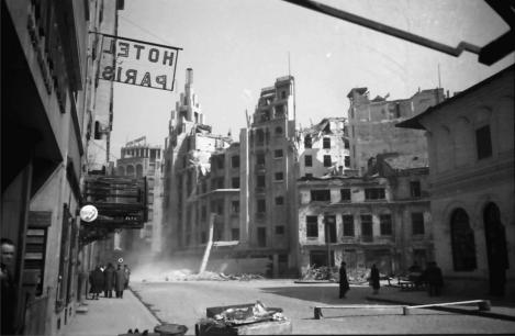 04.04.1944: Americanii bombardează Bucureștiul. 3.000 de morți. 07.05.1944: Englezii lovesc Gara de Nord. 75 de morți. 14.08.1944: Rușii țintesc Capitala. 600 de morți. 24.08.1944: Germanii atacă în picaj!