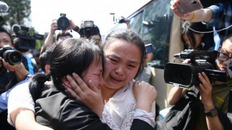 Imaginile care au emoționant milioane de oameni! Momentul în care un cuplu își întâlnește fiica pierdută în urmă cu 24 de ani: ”De acum înainte, tati este aici, nu trebuie să-ţi mai faci griji în legătură cu nimic!”