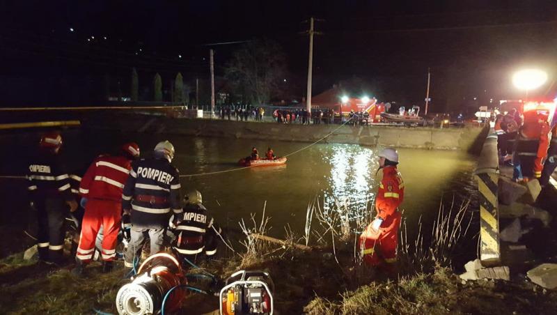 TRAGEDIA DE LA VIIȘOARA. Plan roșu de intervenție! Un microbuz a căzut în râul Bistrița! Nouă persoane au decedat. UPDATE!