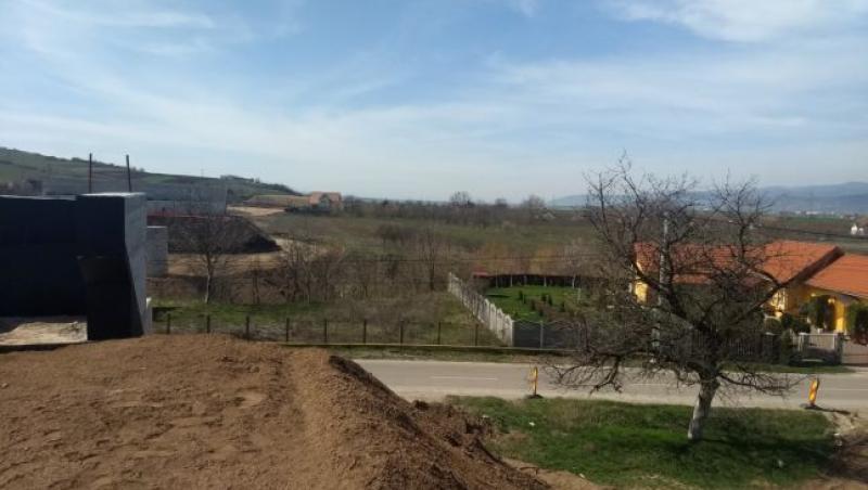FOTO! Calvarul unei familii din Alba Iulia: ,,Trăim un adevărat coşmar!”. Locuința se află la doar câţiva metri de autostradă: ,,Ruta exterioară trece prin patul nostru”